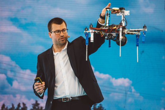 Dr. Ing. Martin Saska prezentuje projekt Eagle.One na konferenci Future Port Praha