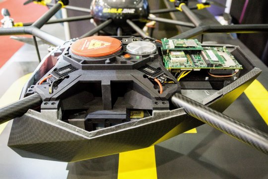 Detail těla lovce dronů Eagle.One Mark II vystaveného na technologickém expu IDET.