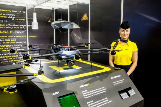Detail na lovce dronů Eagle.One Mark II vystaveného na technologickém expu IDET.