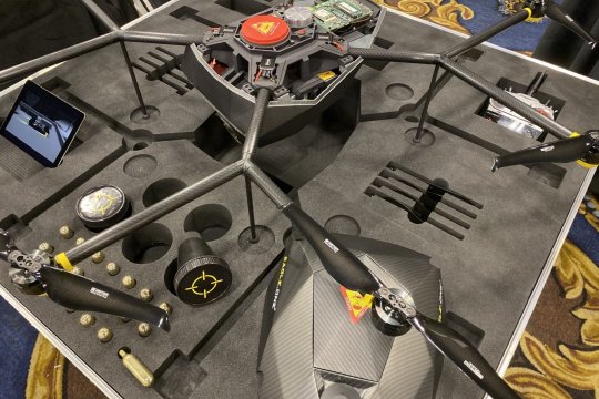 Detail na autonomního lovce dronů Eagle.One vystaveného na expu v Las Vegas