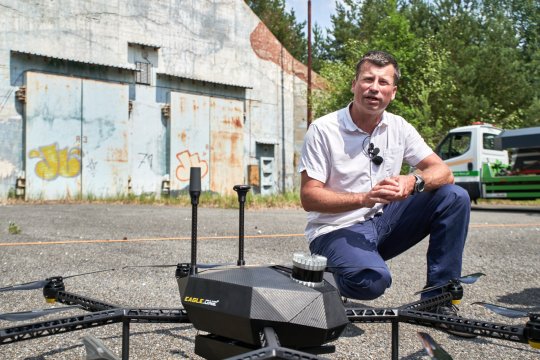 Spoluzakladatel Eagle.One doc. Ing. Martin Saska Phd. vedle lovce dronů Eagle.One