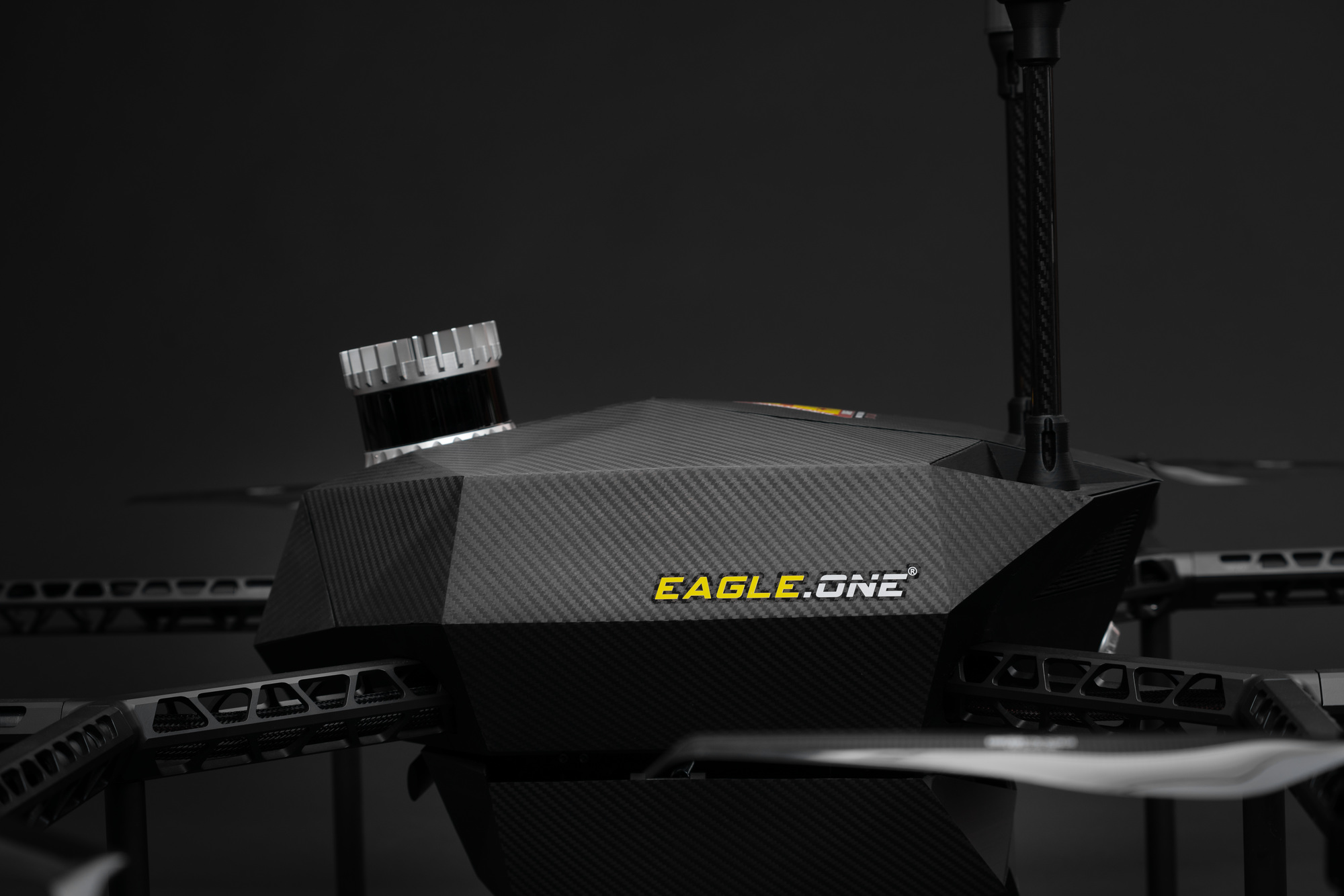 EAGLE's body made of light carbon enables the most efficient action of capturing the drone